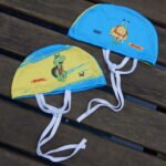 Touca infantil azul e amarela com cadarço